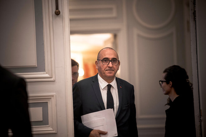 Le ministère de l'Intérieur crée un « guichet unique d'accueil et de tri des pancartes confisquées » pour rassurer les Français sur la transparence policière