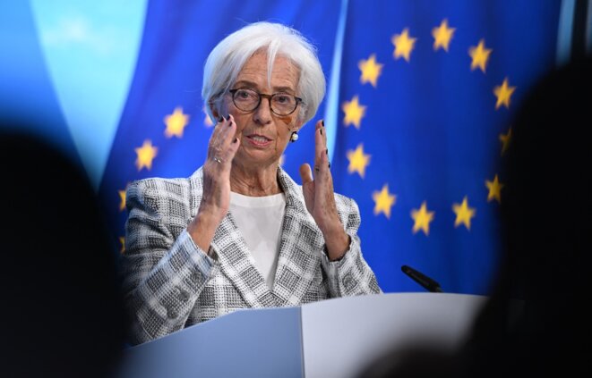 Dette française : chaque citoyen recevra désormais un SMS personnalisé indiquant sa part exacte du déficit public, soit 124 837 euros et quelques centimes de plus qu'hier matin